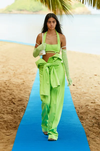 Look 18